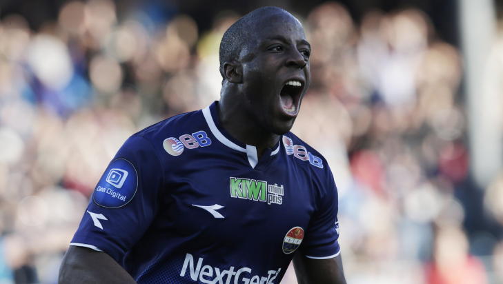 GLADGUTT: Adama Diomande jubler etter � ha satt inn Str�msgodsets 3-1-scoring mot Viking i Drammen i kveld. N� er de m�rkebl� serielederene. Foto: Daniel Sannum Lauten / NTB Scanpix