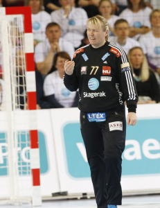 - Jeg har ikke tenkt � gi meg, ikke s�ren, alts�!