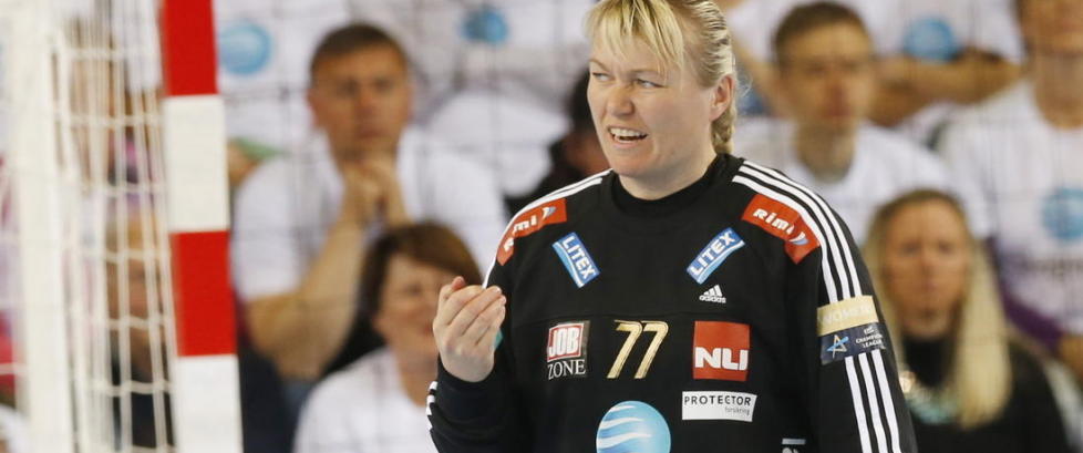 - Jeg har ikke tenkt � gi meg, ikke s�ren, alts�!