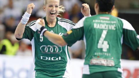 BANENS BESTE: Heidi L�ke ble k�ret til banens beste p� sin gamle hjemmebane Arena Larvik. Strekspilleren scoret seks m�l. Foto: Terje Bendiksby/NTB Scanpix