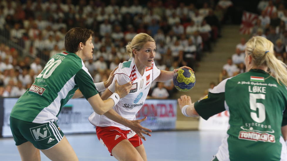 T�FF UTFORDRING: Tidligere h�ndballspiller Bojana Popovic tror Larvik f�r det t�ft i morgendagens mesterliga-oppgj�r mot Gy�r. Her fra forrige helgs kamp, da Gro Hammerseng og Larvik tapte 21-24.
Foto: Terje Bendiksby / NTB scanpix