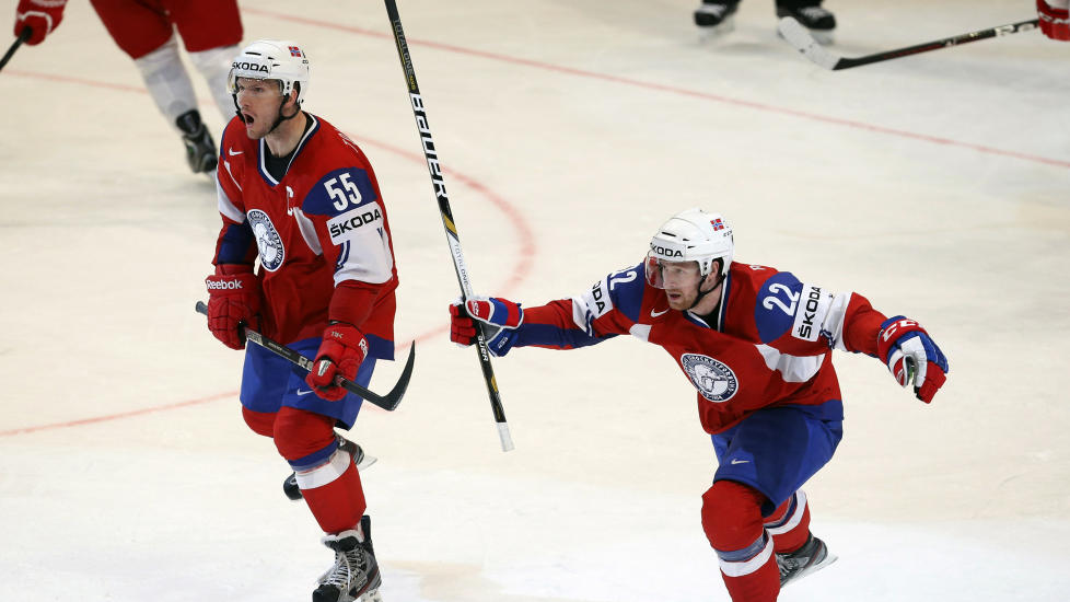 KLAR FOR KAMP: Ole-Kristian Tollefsen (t.v.) og Martin R�ymark feirer scoring mot Danmark. Tollefsen h�per han og lagkameratene f�r nye sjanser til � juble mot svenskene. Foto: Arnd Wiegmann / Reuters / NTB Scanpix