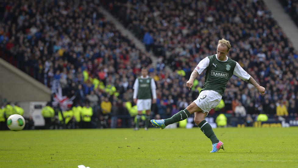  KOLLAPSET:  En tilskuer falt om, og d�de senere, under en kamp mellom Kilmarnock og Hibernian i den skotske serien. Her er Hibernians Leigh Griffiths i semifinalen i den skotske cupen mot Falkirk.  ILLUSTRASJONSFOTO: REUTERS / Russell Cheyne / NTB