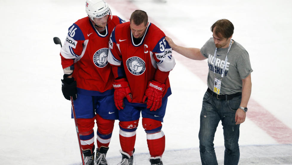 SKADET: Kaptein Ole-Kristian Tollefsen m�tte bli hjulpet av isen mot Danmark, men if�lge landslagslegen skal det ikke v�re s� alvorlig som f�rst fryktet. Foto: Reuters / Arnd Wiegmann / NTB Scanpix