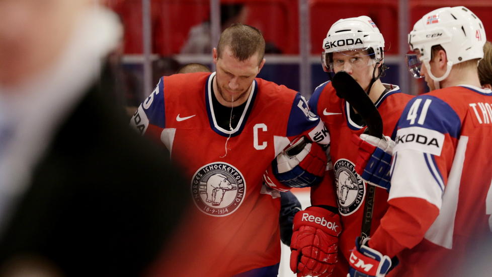 M� SONE MOT CANADA: Ole-Kristian Tollefsen ble hjulpet av isen etter en hard takling under VM-kampen mot Danmark i g�r. I dag ble nordmannen selv utestengt.
Foto: H�kon Mosvold Larsen / NTB scanpix