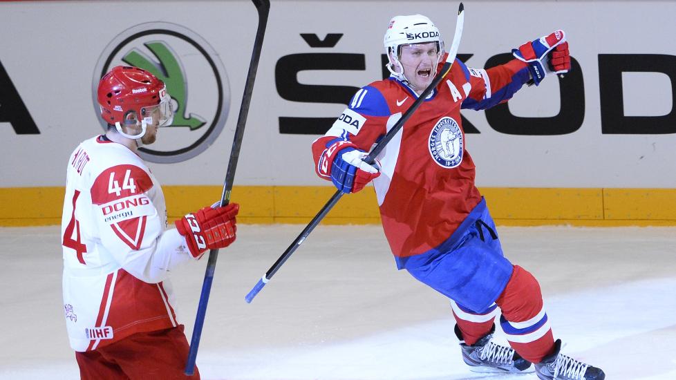 DER SATT DEN! Patrick Thoresen (t.h.) innr�mmer at han var frustrert f�r vinnerm�let mot Danmark. Her jubler han etter avgj�relsen s�ndag kveld. Foto: Jonathan Nackstrand / AFP / NTB Scanpix