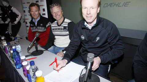  VET HVA SOM KOMMER:  F� skj�nner bedre enn Bj�rn D�hlie hvilke �konomiske muligheter som ligger i � g� fort p� ski. . Her signerer han den nye avtalen sammen med Skiforbundets generalsekret�r Stein Opsal og langrennssjef �ge Skinstad og Bj�rn D�hlie. FOTO: Tormod Brenna / Dagbladet.