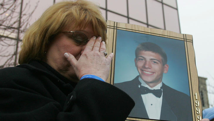 DREPT: Mary Strenko holder et bilde av hennes s�nn, Michael Strenko, som ble drept da like etter han hadde gjennomg�tt en rutineoperasjon.Foto: AP Photo/Jose F Moreno/NTBScanpix