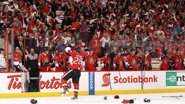 JUBLER: Ottawas Matt Kassian jubler til fansen i det han forlater isen etter slagsm�let. Han var en av flere som ble utvist etter masseslagsm�let. Foto: Jana Chytilova/Freestyle Photography/Getty Images/AFP