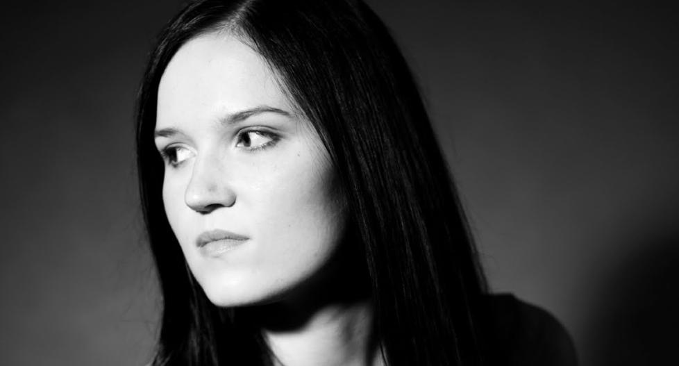 AVVIKENDE BRA: Veronica Roth traff blink med debutboka si, en science fiction-roman om et samfunn delt inn etter dyder. Foto: Schibsted