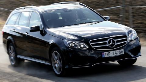 LOKOMOTIV: Mercedes E 250 CDI 4Matic gir en svært stabil og trygg kjørefølelse. Den har kapasitet til mye mer enn det du bør prøve ut her hjemme. Et sett av nytt eller forbedret sikkerhetsutstyr (noe standard, noe ekstrautstyr) har fått samlebetegnelsen Intelligent drive. Med mer datakraft og bedre sensorikk skal det snakke bedre sammen og gjøre bilen tryggere. FOTO: Terje Bjørnsen LOKOMOTIV: Mercedes E 250 CDI 4Matic gir en svært stabil og trygg kjørefølelse. Den har kapasitet til mye mer enn det du bør prøve ut her hjemme. Et sett av nytt eller forbedret sikkerhetsutstyr (noe standard, noe ekstrautstyr) har fått samlebetegnelsen Intelligent drive. Med mer datakraft og bedre sensorikk skal det snakke bedre sammen og gjøre bilen tryggere. FOTO: Terje Bjørnsen