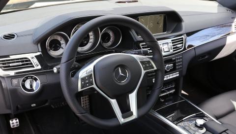 OPPGRADERT: Også innvendig har Mercedes gjort noen grep. Endringene er ikke nødvendigvis enkle å se, men mens vi har brukt ordet ¿traust¿ om E-klasseinteriør tidligere, gjør vi ikke det om testbilen. Så har også testbilen svært mye ekstrautstyr, totalt for godt over 300.000 kroner. Om det ikke hadde påvirket kvalitetsfølelsen, hadde det vært noe alvorlig galt. FOTO: Terje Bjørnsen OPPGRADERT: Også innvendig har Mercedes gjort noen grep. Endringene er ikke nødvendigvis enkle å se, men mens vi har brukt ordet ¿traust¿ om E-klasseinteriør tidligere, gjør vi ikke det om testbilen. Så har også testbilen svært mye ekstrautstyr, totalt for godt over 300.000 kroner. Om det ikke hadde påvirket kvalitetsfølelsen, hadde det vært noe alvorlig galt. FOTO: Terje Bjørnsen