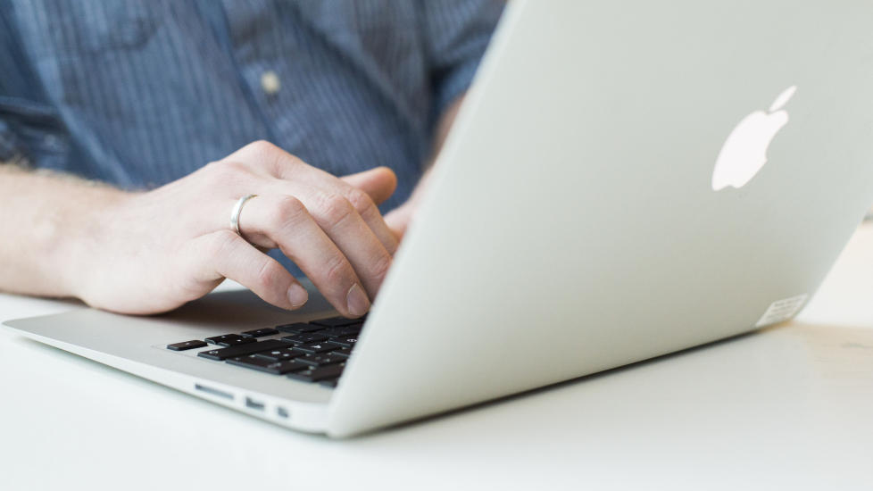 F�R SKYLDA: I dag er det s�rlig sosiale medier som f�r skylda for at vi ikke lever livene v�re helt som vi skulle �nske. 
Foto: Berit Roald / NTB Scanpix