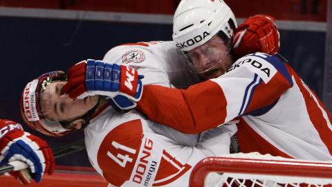 T�FF KAMP: Kampen mot Danmark ble veldig fysisk. Her er Martin R�ymark i en liten sl�sskamp med danske Jesper B. Jensen. Foto: Claudio Bresciani / NTB Scanpix