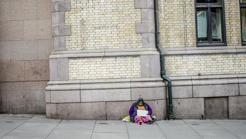 IKKE SKADELIG: Selve tiggingen skader ingen. Derfor b�r det ikke v�re kriminelt � tigge, selv om mange f�ler seg brydd av � se tiggere. Foto: Stian Lysberg Solum / NTB Scanpix