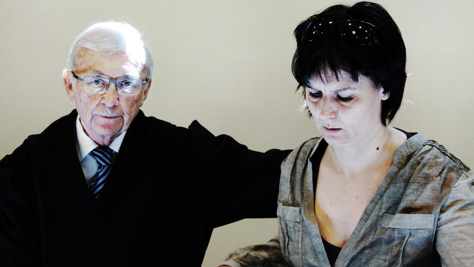 VAKSINEOFFER: Vaksineoffer May Britt Hovland, her sammen med advokat Edmund Asb�ll i Borgarting lagmannsrett. Foto: Asle Hansen / Dagbladet