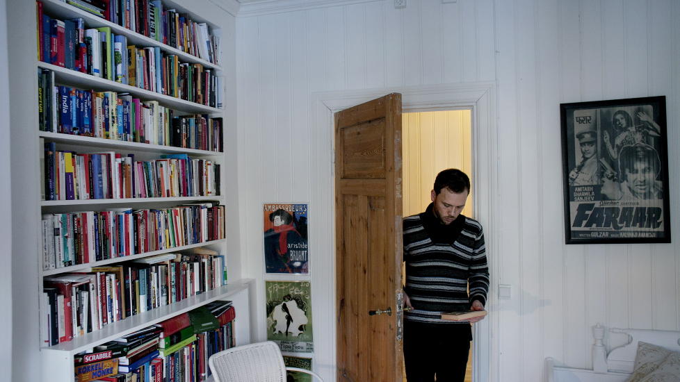 JEGERINSTINKT: Faren d�de da Audun Lysbakken var seksten. Det fins flere spor av ham i s�nnens leilighet i Oslo. Som �Jegerpr�veboken�. Pr�ven er best�tt. - I likhet med min far og farfar er jeg glad i skog og mark, og s� har jeg en slags romantisk id� om � g� p� fjellet med hagle. FOTO: ADRIAN �HRN JOHANSEN/ DAGBLADET