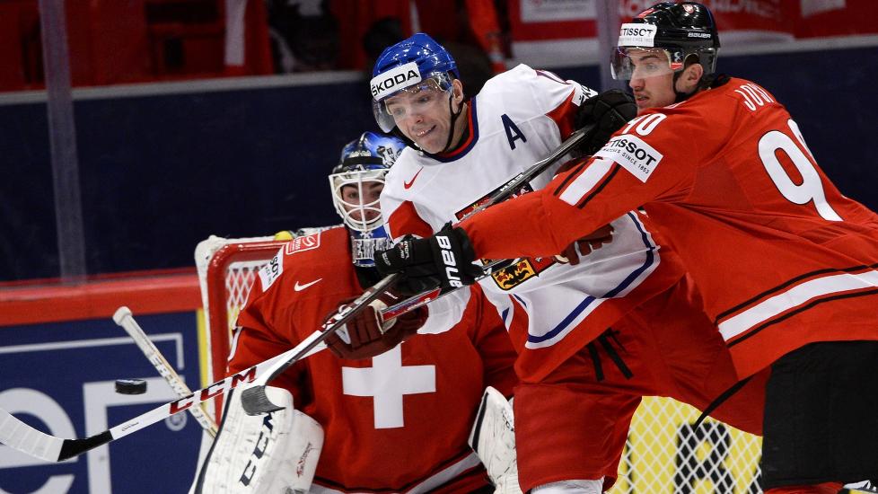  FULLT FOKUS:  Roman Josi (t.h.) i duell med tsjekkias  Jiri Novotny. Foto: JONATHAN