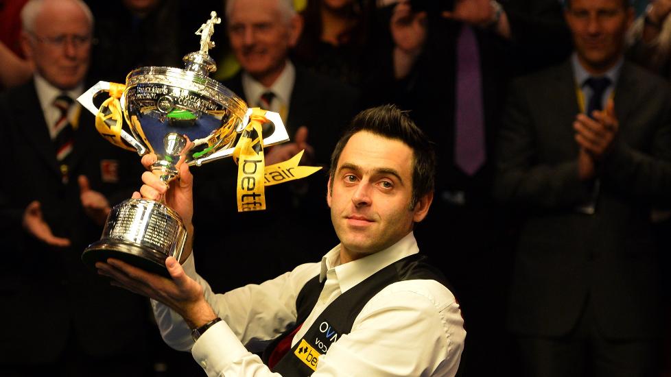 FORSVARTE VM-TITTELEN: Ronnie O'Sullivan slo Barry Hawkins og forsvarte VM-gullet. Foto: AFP PHOTO/PAUL ELLIS/NTB scanpix