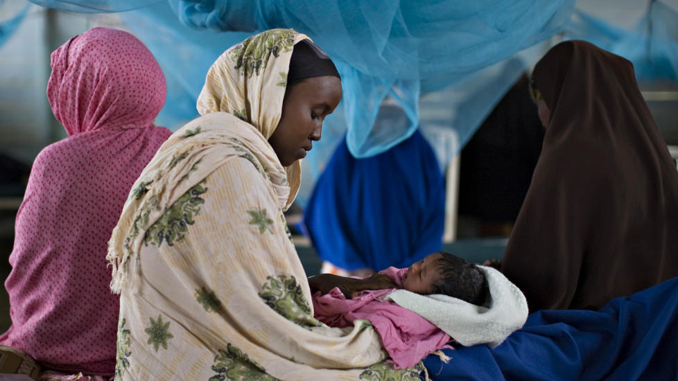 NYF�DT: Her holder Sahro Asad Hassan (19), en somalisk flyktning, sitt nyf�dte barn p� en klinikk i Dadaab, nord�st i Kenya. Hun flyktet fra sitt hjemland p� grunn av uroen i 2009. N� viser en ny rapport at hjemlandet hennes er det farligste landet � bli f�dt i. Foto: REUTERS/Finbarr O'Reilly/NTBScanpix