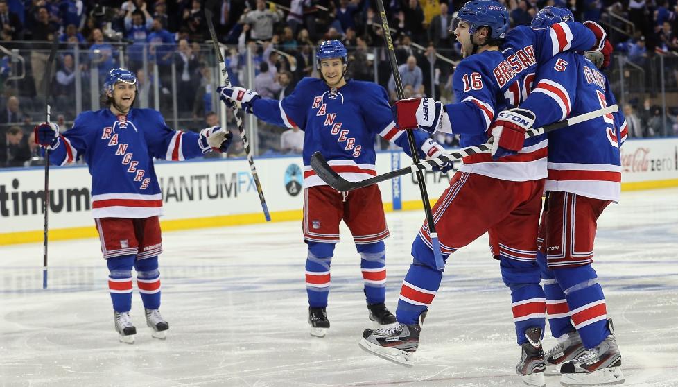 MED DE STORE GUTTA: : Rangers' nummer 16, Derick Brassard, har nettopp gitt sitt lag ledelsen 2-1 mot Washington Capitals. Nest sist p� pucken: Han til venstre. Mats Zuccarello Aasen. Foto: Bruce Bennett / Getty Images / AFP / NTB Scanpix