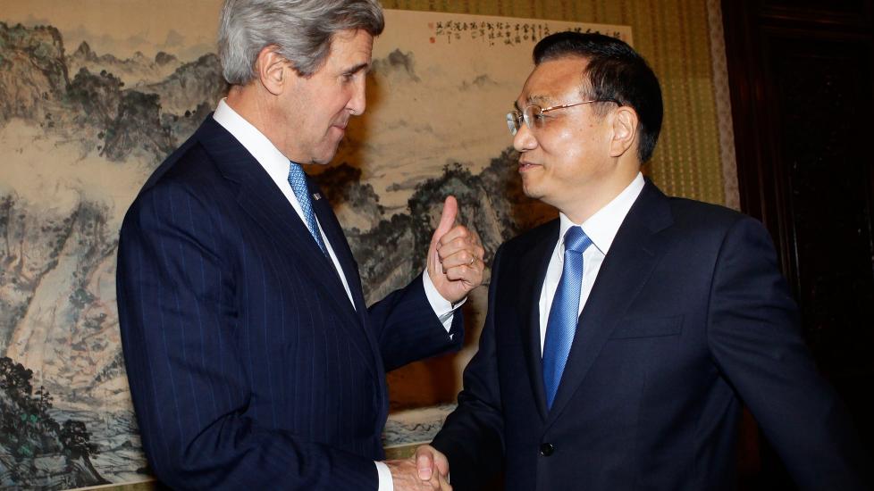 NEKTER: Kinas statsminister Li Keqiang nekter for alle anklager om hacking fra Kinas side - men flere institusjoner, blant dem Pentagon, mener n� � kunne bevise omfattende kinesiske dataangrep. Her hilser Li p� USAs utenriksminister John Kerry i Beijing 13. april. Foto: AFP / NTB scanpix