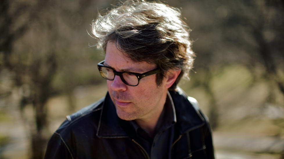 HARD OG KJ�RLIG: - Det st�rste sp�rsm�let for meg som romanforfatter er hvordan jeg skal v�re glad i romanskikkelsene mine. For jeg er s� hard mot dem at om jeg ikke elsker dem, virker det bare ondsinnet, sier forfatter Jonathan Franzen. Forfatteren av �Korrigeringer� og �Frihet� er aktuell p� norsk med �Lenger unna�. Foto: Greg Martin / Cappelen Damm.