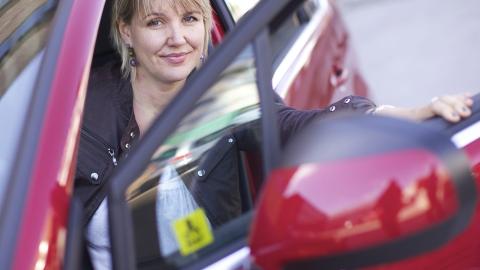 BRA TILTAK: Informasjonssjef i NAF, Inger Elisabeth Sagedal, liker forslaget. Men vil likevel ha enda st�rre vrakpant. FOTO: NAF/Erik Norrud