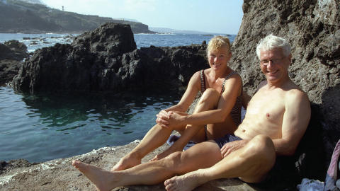  TENERIFE:  En lang fottur  spanske fjell i desember, kan gjerne avsluttes med et bad, her langs klippene i den koselige lille byen Garachico p� Tenerifes nordside. Foto:GEIR B�LSTAD