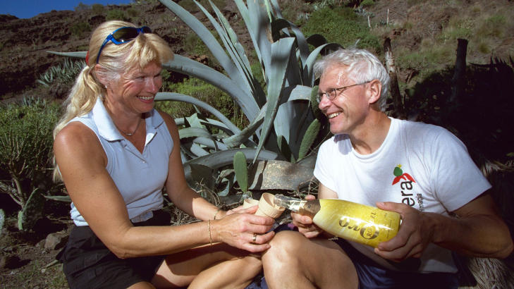 TOPPTUR:  Turbokforfatterne Anita og Birger L�vland har gjerne med en flaske cava i sekken for � feire n�r de n�r en fjelltopp p� Kanari�yene. Foto: GEIR B�LSTAD