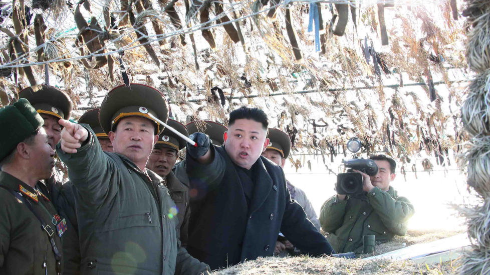 KIM KLAR TIL KRIG: Kim Jong-un, Nord-Koreas leder, instruerer sine offiserer i mars i �r, da konfrontasjonen med USA var p� sitt sterkeste.AP Photo/KCNA via KNS