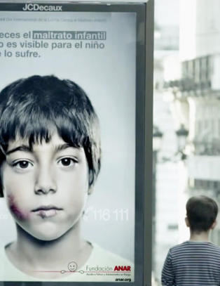 Bare barn ser denne plakaten. Voksne ser noe annet