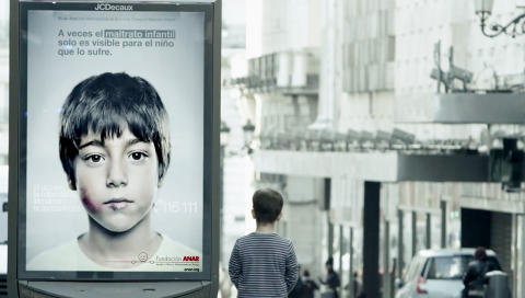 FORSKJELLIGE BILDER: Barn og voksne ser forskjellige bilder n�r de m�ter denne plakaten. Det skal hjelpe barn til � si ifra om vold. Foto: Anar foundation