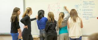 Elevene begynner ett �r senere p� skolen enn i Norge, og har 15 prosent mindre undervisning