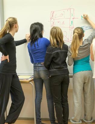 Elevene begynner ett år senere på skolen enn i Norge, og har 15 prosent mindre undervisning