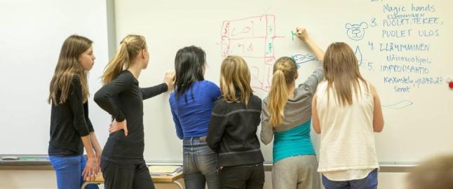 Elevene begynner ett �r senere p� skolen enn i Norge, og har 15 prosent mindre undervisning