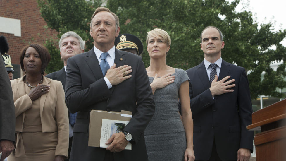 SERIEN: Netflix-serien �House of Cards� g�r som en farsott p� internett-tv. I dag gjester forfatteren bak den opprinnelige boka Nordiske mediedager i Bergen. Her (f.v.): Kevin Spacey, Robin Wright og Michael Kelly i �House of Cards�.
Foto: Netflix