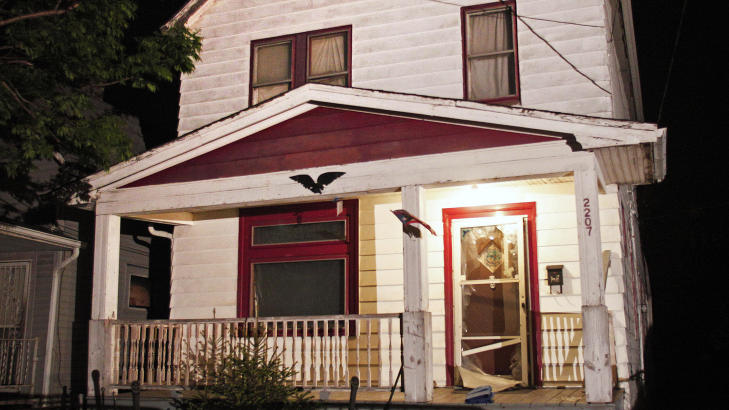 TI �R: I om lag ti �r ble Amanda Berry (27), Georgina DeJesus (23) og Michelle Knight (32) holdt fanget i dette huset i Cleveland i Ohio, USA. Foto: Bill Pugliano/Getty Images/AFP/Scanpix