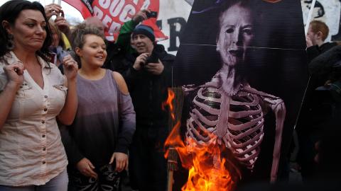 UPOPUL�R STORHET: Napoleon skal if�lge Dobbs en gang ha sagt at �storhet er � bli hatet 100 �r etter din d�d�. I s� fall kunne ikke Margaret Thatcher �nsket seg et bedre monument for sitt virke enn de mange protestene som oppstod i kj�lvannet av hennes d�d i april. Foto: Peter Muhly / AFP / NTB Scanpix