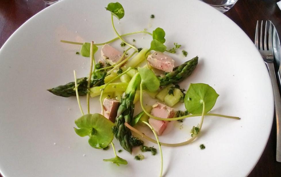 OPPSKRIFTER MED ASPARGES: Her f�r du nye ideer og oppskrifter med asparges. Foto: Clotilde Dusoulier