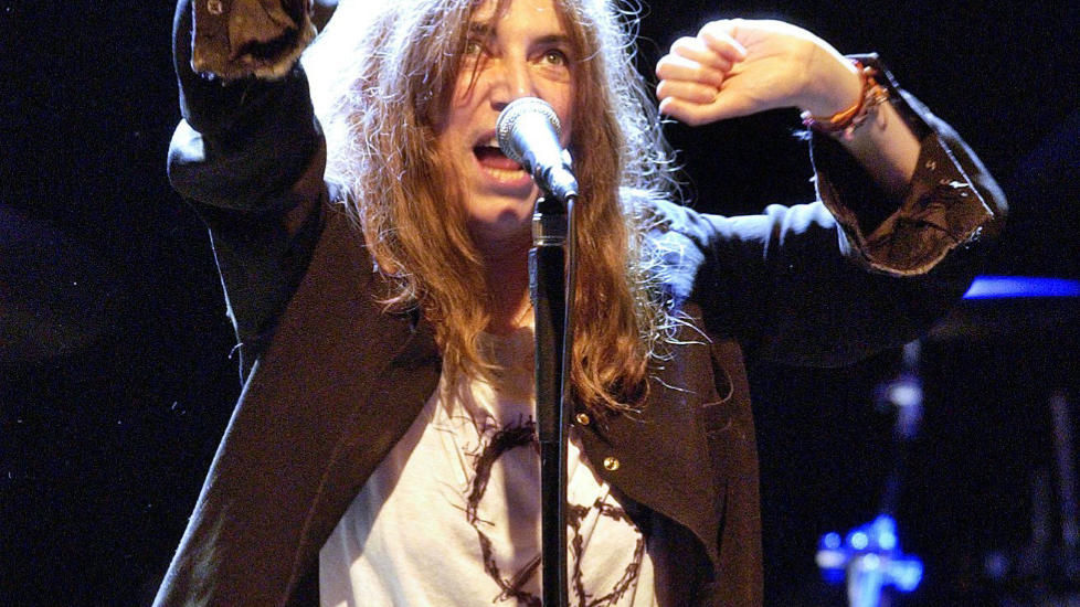 HARDE MENN OG MYKE KVINNER: �Menn skal liksom like t�ff rock, gjerne med poserende frontfigurer. Kvinner skal v�re mer opptatte av det f�lsomme, gjerne singer/songwritere med gode tekster�, skriver artikkelforfatteren. Han er glad for at vi har artister som Patti Smith (bildet), David Bowie og Anne Grete Preus. Foto: Arne V. Hoem