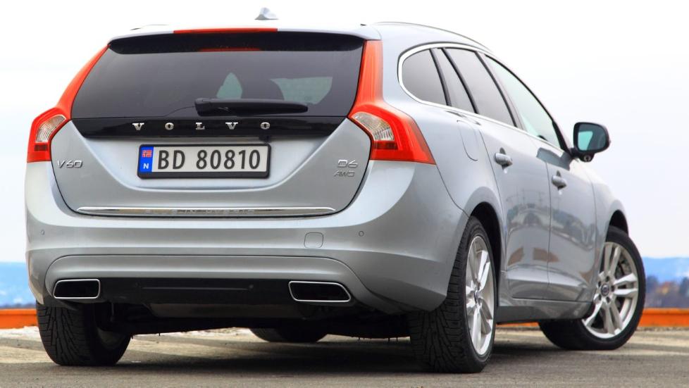 EGEN STIL: Volvo V60 D6 AWD Plug-in Hybrid blir billigere, men den er i utgangspunktet en kostbar bil. FOTO: Egil Nordlien, HM Foto