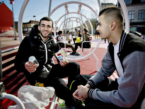 STRESSLESS: Temam Muala og Mohammed Aissa liker Superkilen godt og henger ofte rundt i omr�det. Foto: ANITA ARNTZEN