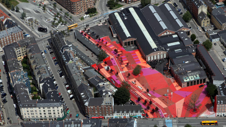 VERDENSUTSTILLING: Det nye byrommet Superkilen p� N�rrebro skal v�re et mangfoldig sted, der alle kan m�tes og utfolde seg. Foto: ARKITEKTFIRMAET