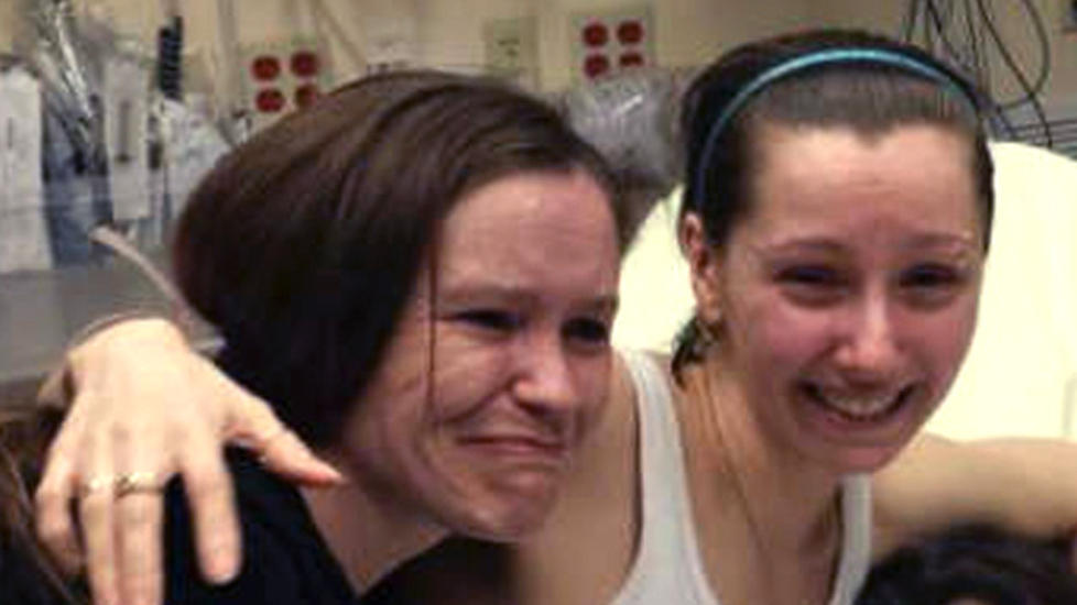 GJENFORENT: Amanda Berry (h�yre) gjenforent med s�steren Beth Serrano etter at hun klarte � r�mme fra huset hvor hun har blitt holdt fanget det siste ti�ret. Foto: Family Handout / WOIO-TV / AP Photo