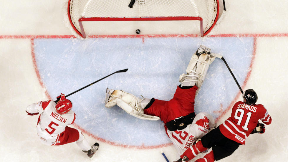 ARTIST: Steven Stamkos (nummer 91) kan score m�l i alle mulige situasjoner, som her mot Danmark tidligere i mesterskapet. I dag m�ter han og resten av det kanadiske stjernegalleriet de norske iskrigerne. Foto: Arnd Wiegmann / Reuters / NTB Scanpix