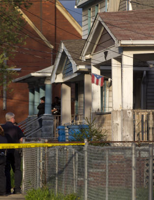 Politiet banket p� d�ra, men oppdaget ikke kvinnene i kjelleren