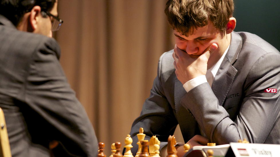FORSMAK P� VM-DUELLEN: Magnus Carlsen og Vishy Anand spilte uavgjort i f�rste runde av lynsjakkturneringen. Her fra et tidligere parti. Foto: Morten Rakke / NTB scanpix