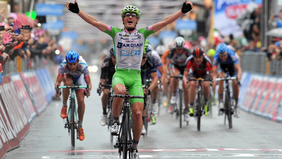 ITALIENSK STORESLEM: Enrico Battaglin tok seg av 4. etappe i Giro d'Italia. Det kom ogs� to italienere p� plassene bak. Foto: AP Photo/Fabio Ferrari/NTB scanpix