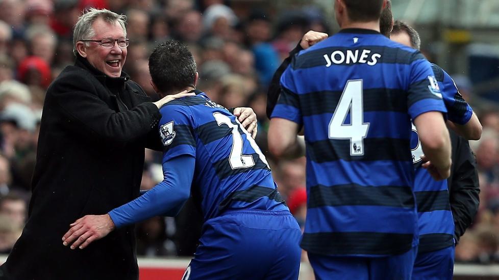 TOK TRONEN TILBAKE: Manchester United-sjef sir Alex Ferguson avslutter p� toppen, med enda et ligamesterskap. Foto: EPA / DAVID JONES / NTB SCANPIX